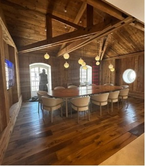 Salle de travail boisée du Philantro Lab